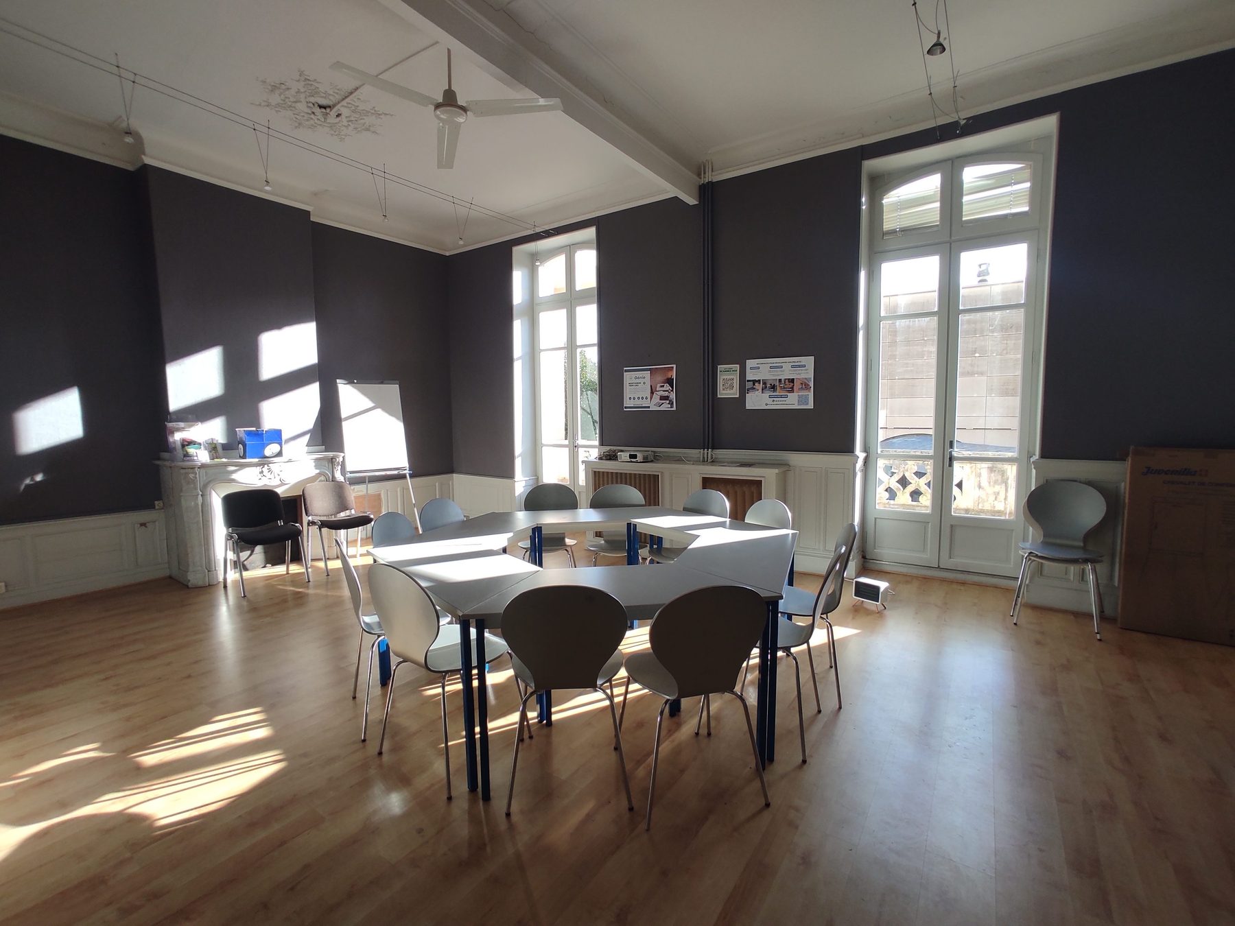 Salle Antoine Bourdelle en configuration réunion, tables en U, cheminée et hautes fenêtres — Génie Montauban