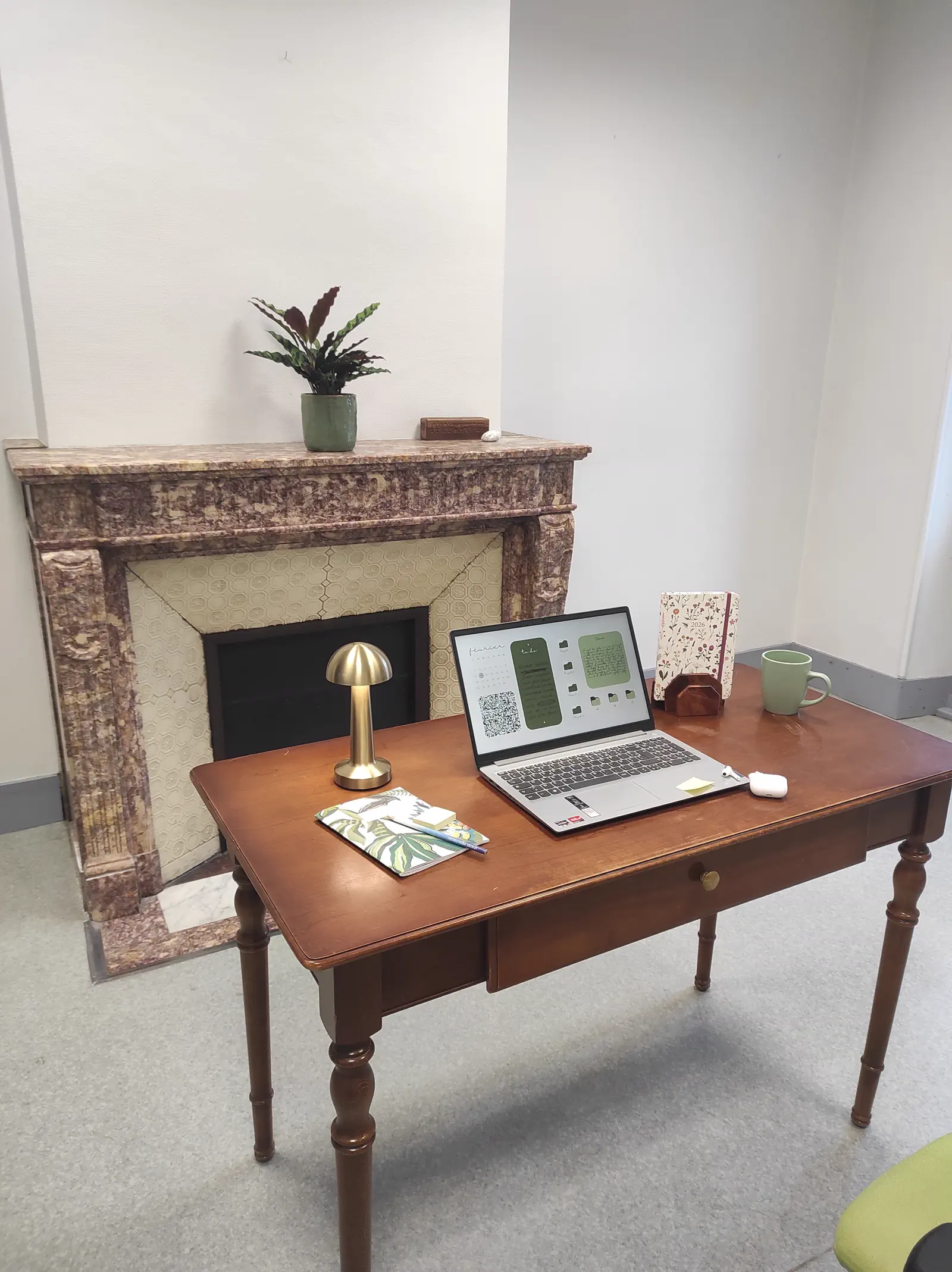 Un bureau du Génie avec cheminée d'époque