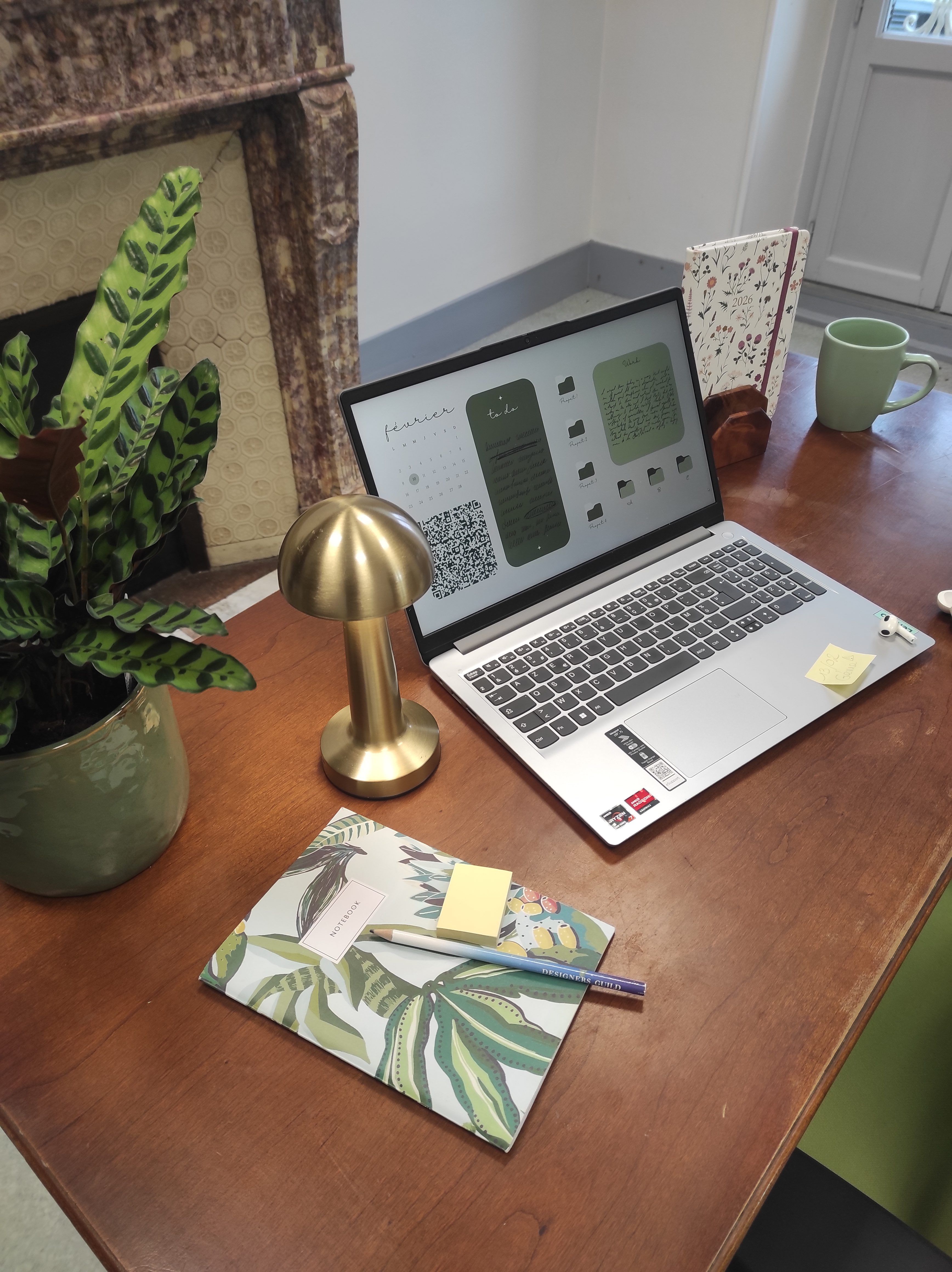 Poste de coworking avec lampe dorée, Génie Montauban