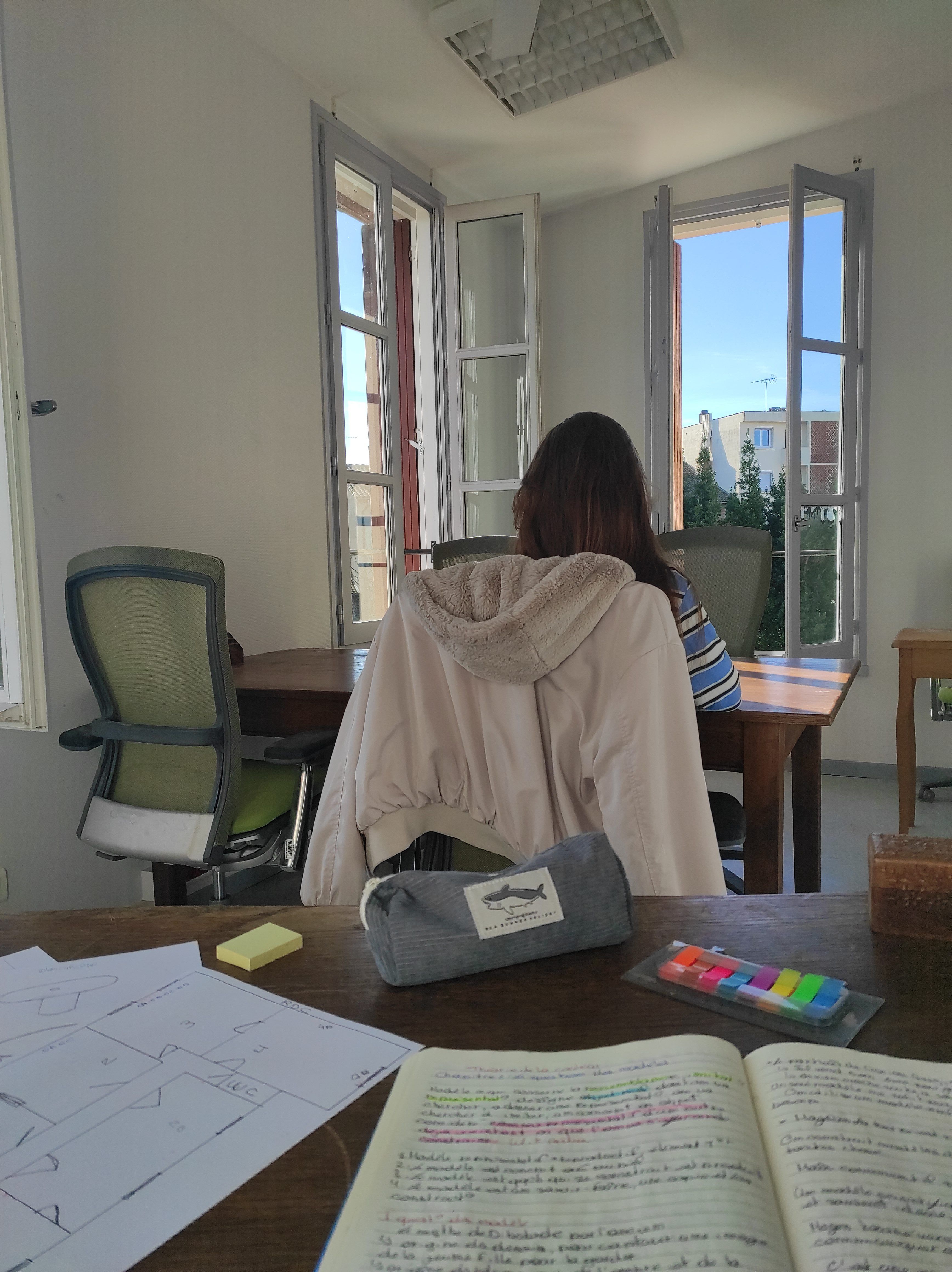 Espace de travail lumineux avec grandes fenêtres ouvertes, Génie Montauban